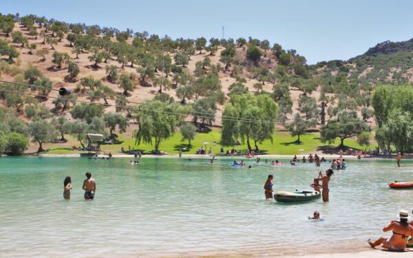 Explora el encanto del lago artificial de Zahara de la Sierra